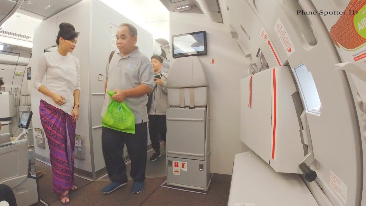 Kesibukan Pramugari dan Pramugara Batik Air Airbus A330-300 Rute Medan - Jakarta