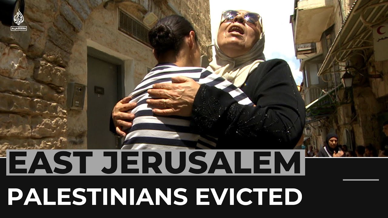 عائلة فلسطينية تُجبر على مغادرة منزلها في القدس الشرقية المحتلة؛ ومستوطنون ينتقلون إلى المنطقة.
