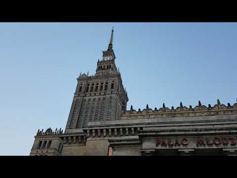 قصر الثقافة البولندي وبرجه العالي في وارسو          