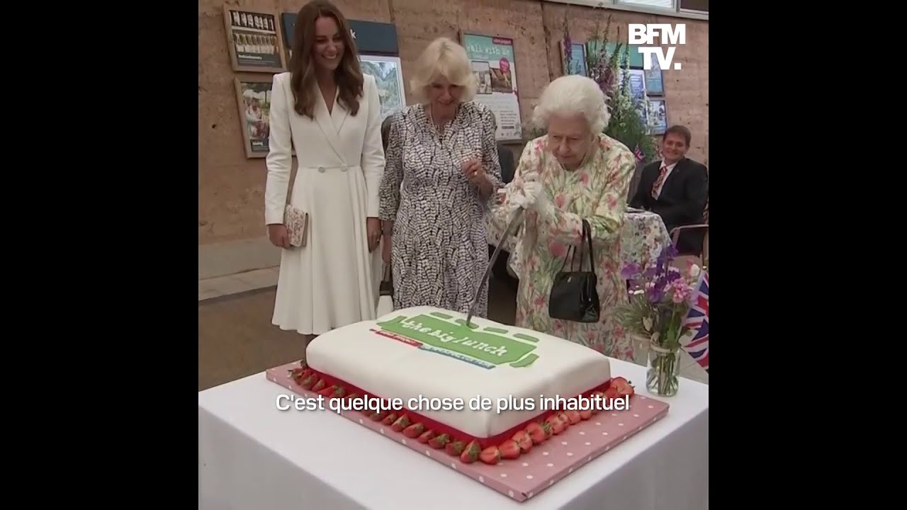 En Marge Du G7 Elizabeth Ii Coupe Un Enorme Gateau A L Aide D Une Epee Youtube
