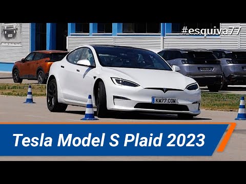 Tesla Model S Plaid 2023 - Maniobra de esquiva (moose test) y eslalon | km77.com