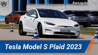 Tesla Model S Plaid 2023  Maniobra de esquiva (moose test) y eslalon | km77.com
