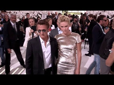 charlize-theron-and-sean-penn-in-love-at-dior-fashion-show-in-paris---photocall-and-front-row