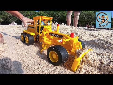 Видео: Машинки игрушки - Бульдозер, Машина с Прицепом и Пляж. Манкиту