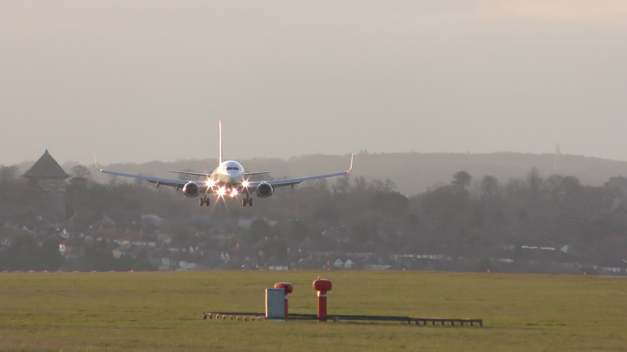 airshow schedule Share Planespotter & Ryanair 737 EI DWP lands London Luton Airport 12Dec18 313p barcelona bcn