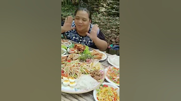ส้มตำถาดน่ารับประทาน ที่น้ำตกสาริกา จ.นครนายก
