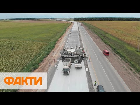 Видео: Роберт Конечный свергает белую бетонную дорогу вокруг дома в Польше