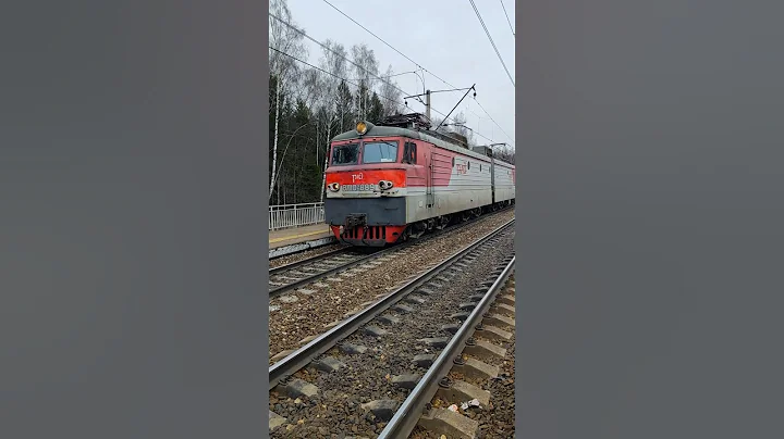 "Смачный перестук Волховстроевца!" - ВЛ10у - 889 с приветливой бригадой проследует о.п. Вяткино.#мжд