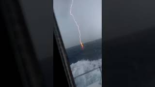 Denize Yıldırım Düşmesi Anı Hayret Verici Belki Ilk Kez Izleyeceksiniz.