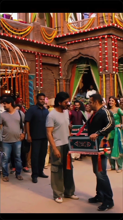 When srk meet Salman 🥺❤️🌺 behind the scene of sultan 😊💞