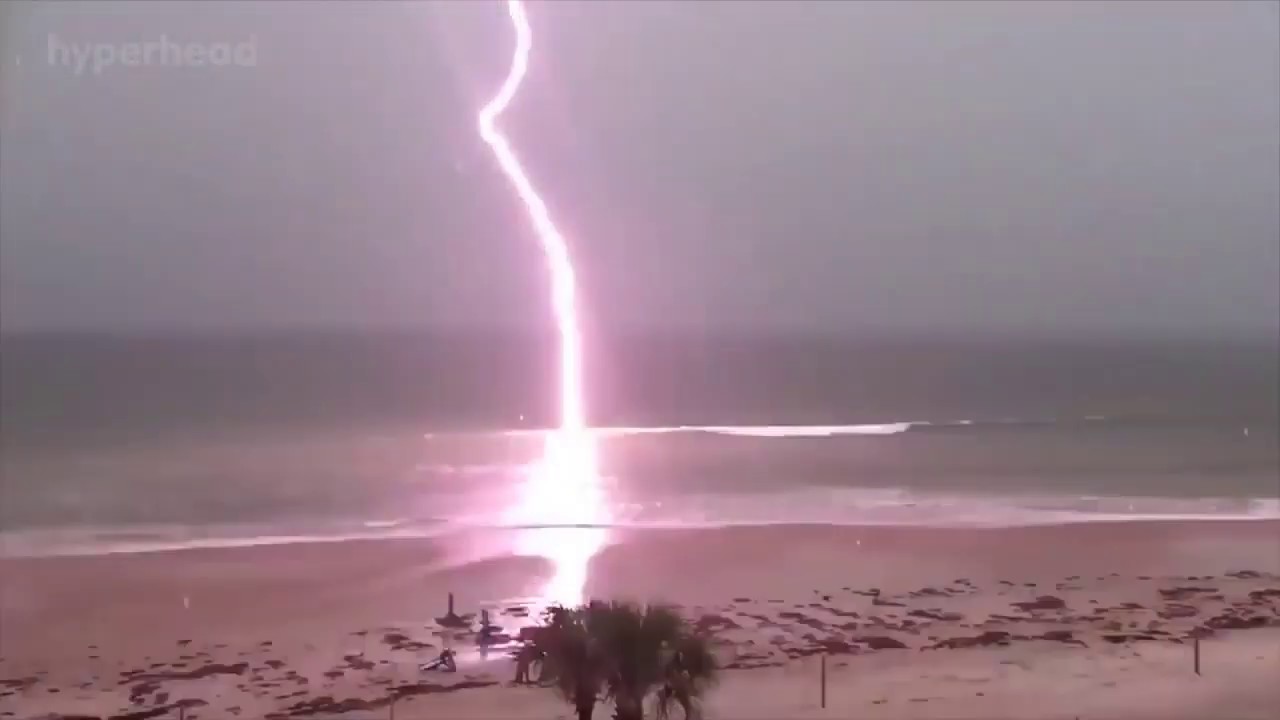 落雷が目の前に落ちた瞬間 衝撃映像 落雷が轟音で直撃 Youtube