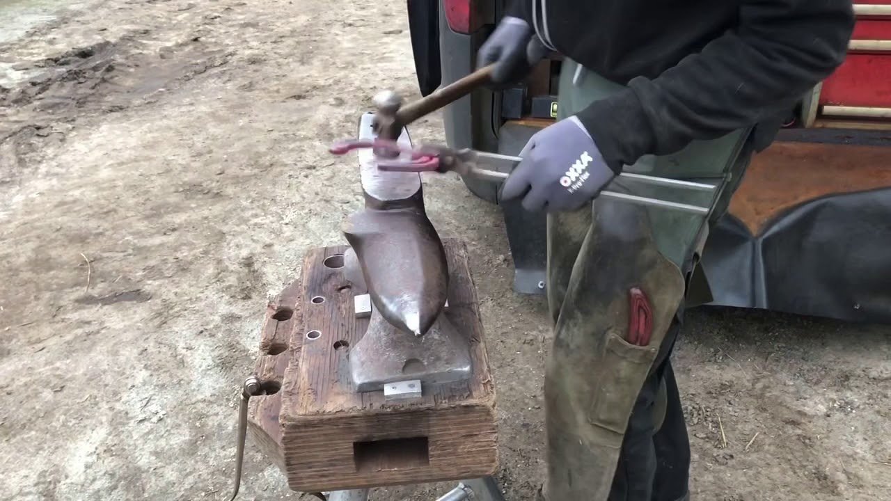 De hoefsmid beslaat een paard