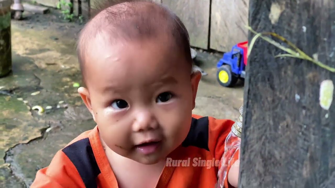 A 6-month-old baby waiting for mom to come home from work – truly heartbreaking 