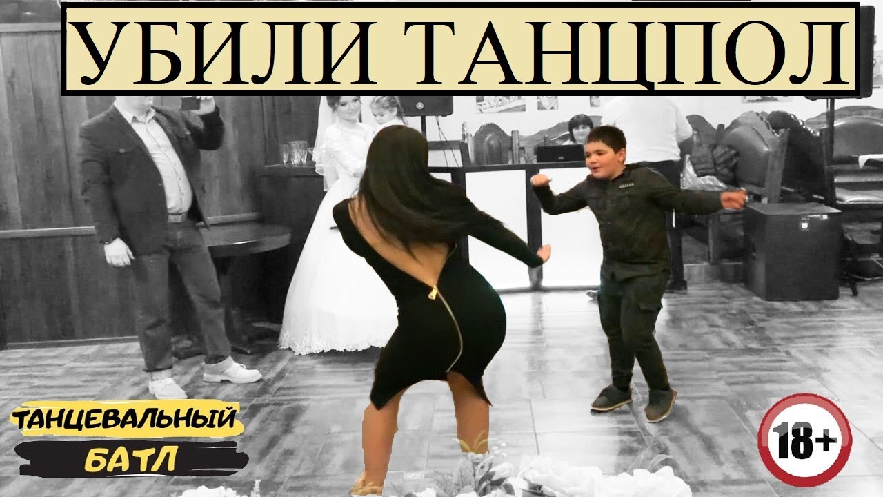 Женщина танцует в машине