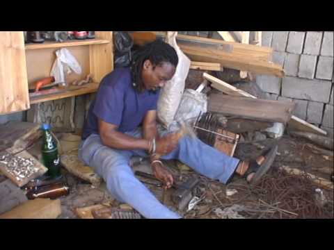 Mbira making by Mr Garikayi ムビラの製作風景-ガリカイ・ティリコティ氏