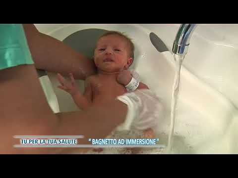 Video: Come Tenere I Neonati Durante Il Bagno