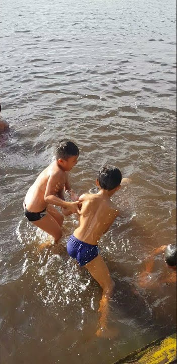 Keseruan Para Bocil FF Mandi di Sungai