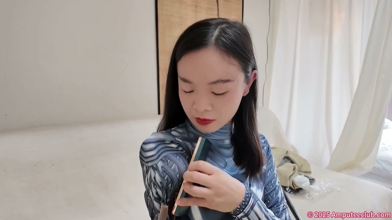 Mila: Ooe Amputee Girl, Spider-Man costume, one-handed makeup.