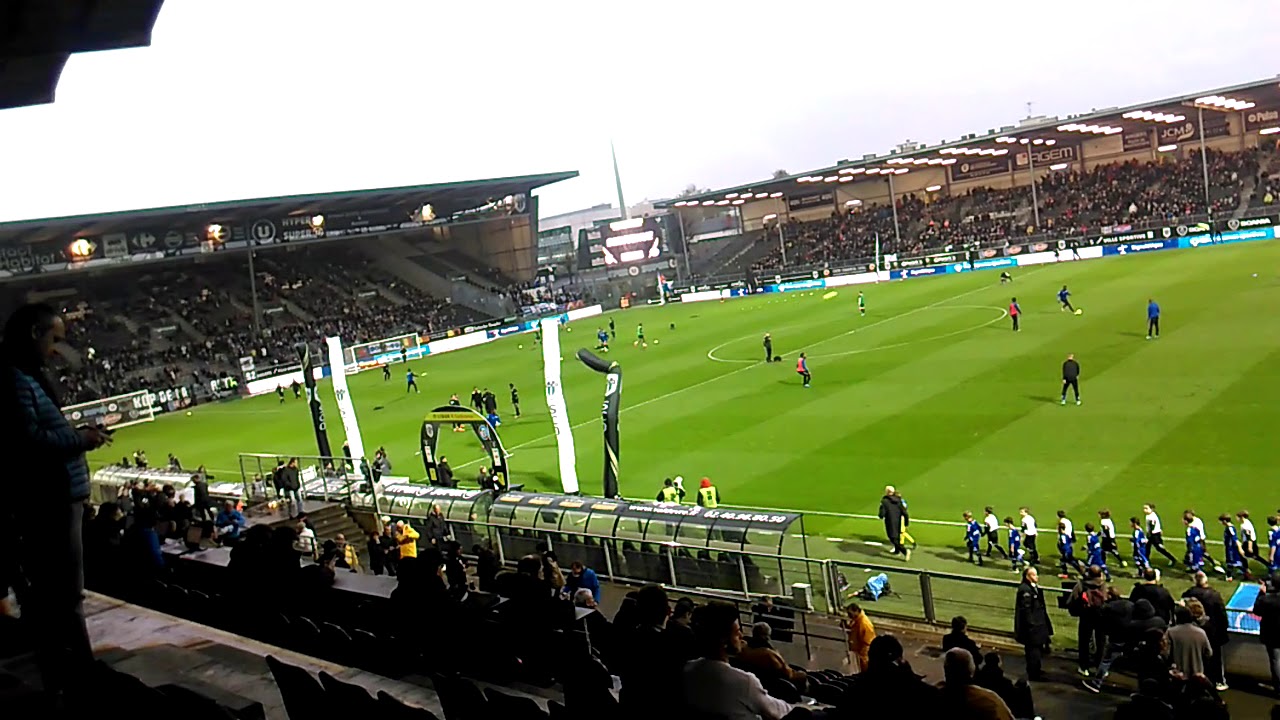 Ambiance stade avant le match Angers - Strasbourg - YouTube