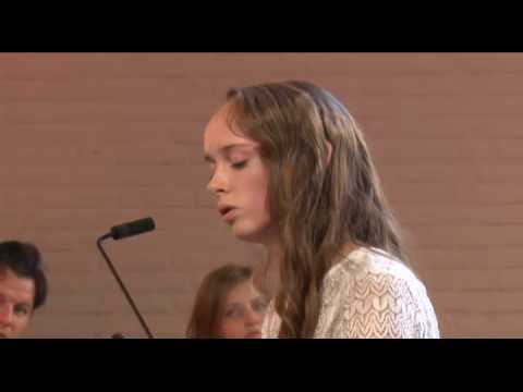 Tenira Sturm zingt en speelt \
