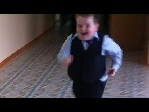 Мужик бежит мем 2025
