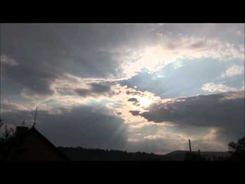 Wonderful timelapse video of the sun shining through clouds