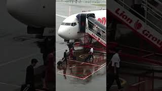 Pilot dan Pramugari lion air naik pesawat saat hujan #pilot  #pramugari#lionair#fyp