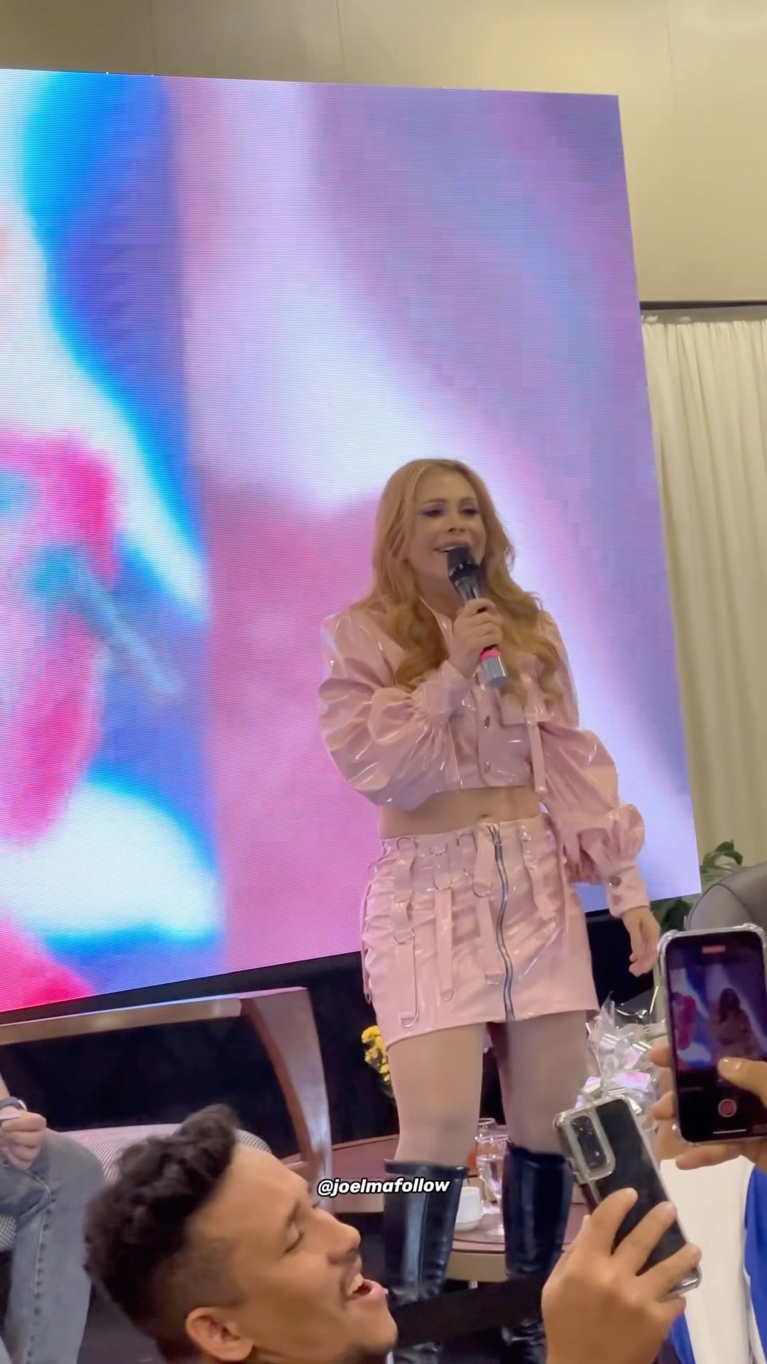 Joelma uma roupa rosa em coletiva com fãs