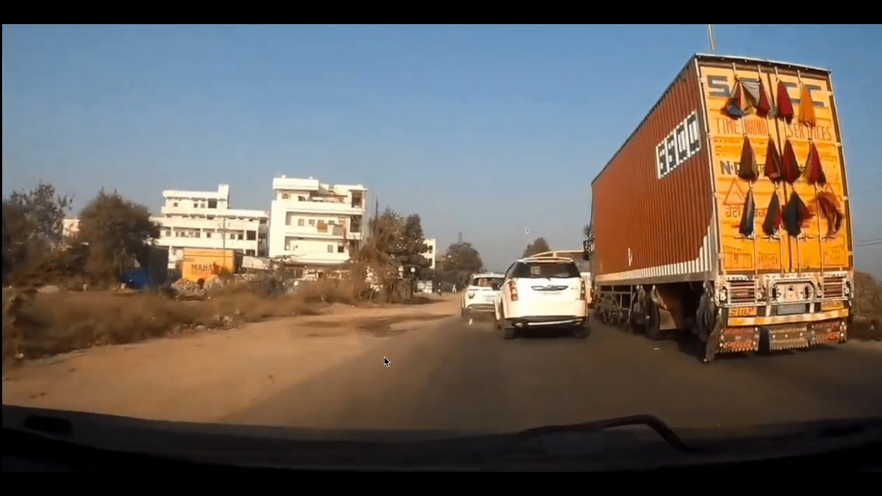 Ford Endeavour Door hit and Run - Check Your surroundings & Maintain Adequate Distance while Driving