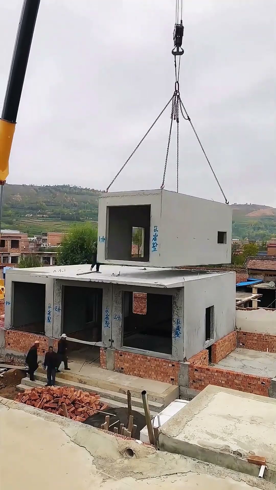 Two story concrete house lifting process- Good tools and machinery make work easy