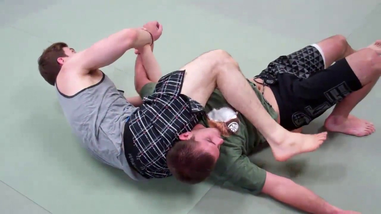 Brazilian Jiu Jitsu Shoulder Lock from the Half Guard to Sweep BJJ No