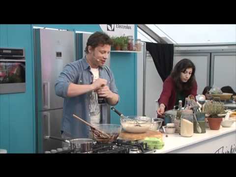 jamie-oliver-makes-cheese-cake-with-guinness-at-taste-of-dublin---new-edge