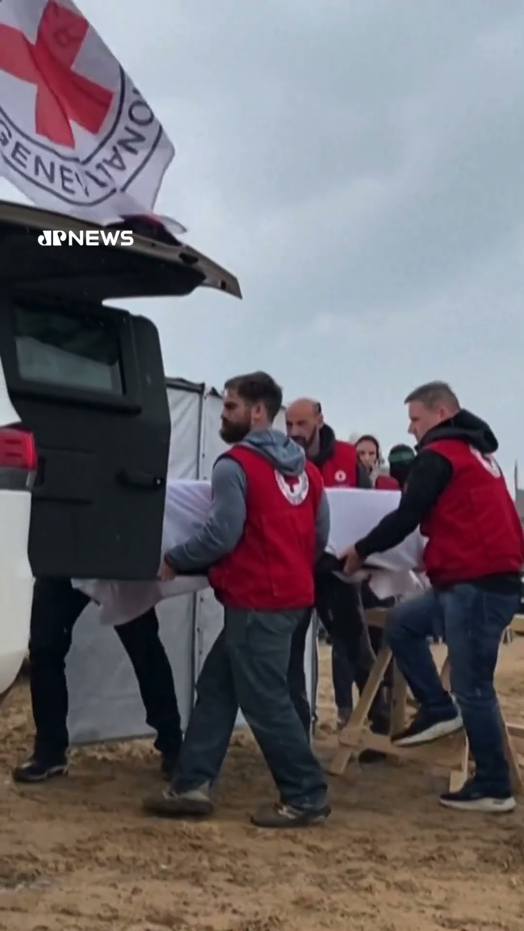 Hamas entrega a Israel corpos de bebê, criança, mulher e idoso em caixões pretos #shorts