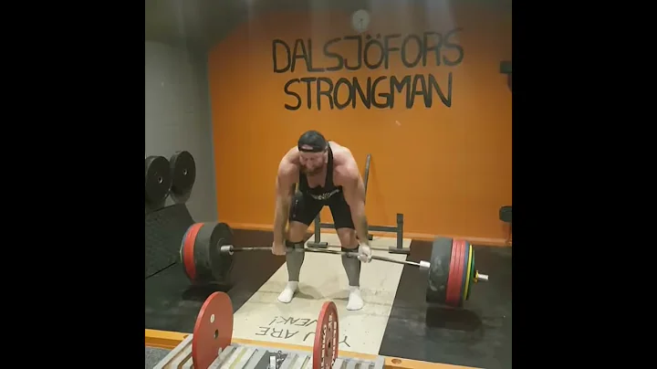 Daniel Lindquist (Team Swedish Supplements) lifts ...