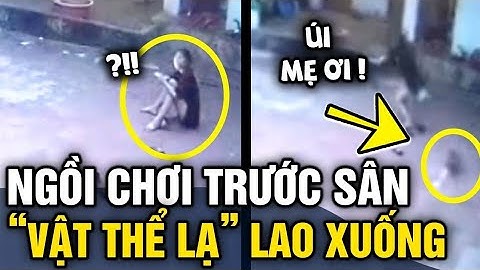 Đang ngồi 'CHƠI TRƯỚC SÂN', cô gái bỗng 'THÁO CHẠY' khi bị 'VẬT THỂ LẠ' tấn công | Tin 3 Phút