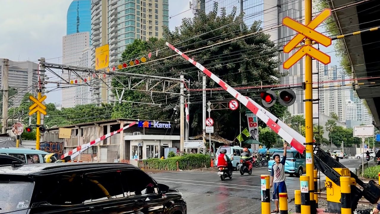 ADU SIRINE TERBARU!, Perlintasan Kereta Api Karet Jakarta REVISITED