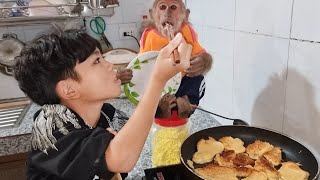 In the morning to start a day, Abu and Toan make banana cakes