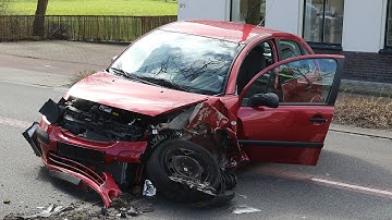 De Groeve - Auto botst tegen boom op de Hunzeweg