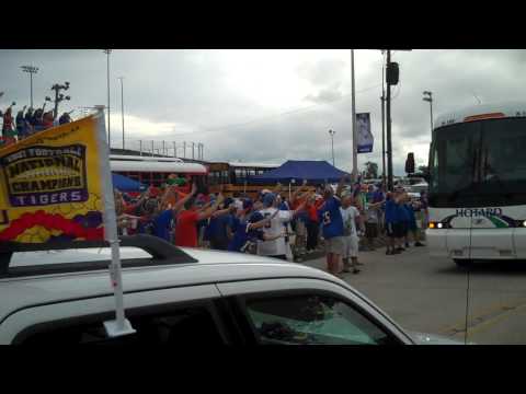 Frenzied Florida Fans Cheer On Gator Bus Caravan Frenzied Florida Fans Cheer On Gator Bus Caravan