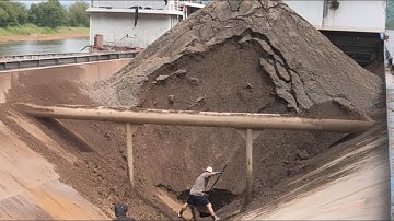 The barge is unloading 3,500 tons of sand and gravel from the first plank to the last plan