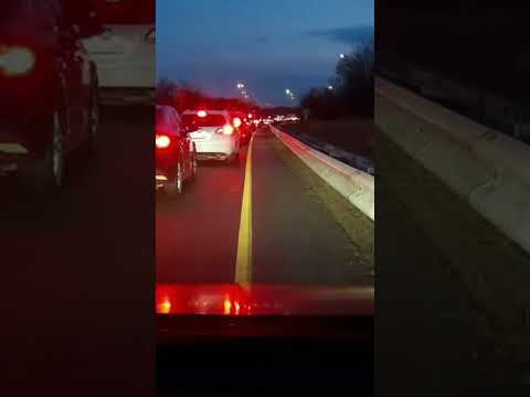 أظن أنه ي عيد التدوير الليلة هذا الراكون تسبب في ازدحام مروري لإعادة التدوير