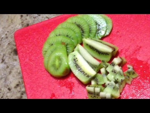 Come sbucciare e tagliare il kiwi in modo facilissimo