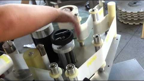 Label machine testing vedio round plastic bottle labeling machinery installing and debugging