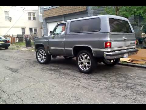 Chevy k5 burnout on 22' inch rims - YouTube