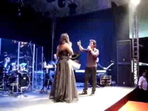 negra Jane cantando com o cantor Daniel