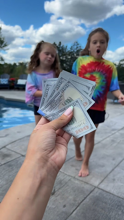 I’LL GIVE YOU $1000 IF YOU KISS THE DEAD RAT 🫣🤫😵 @agset211 @HallieOnStage114 #shorts #prank
