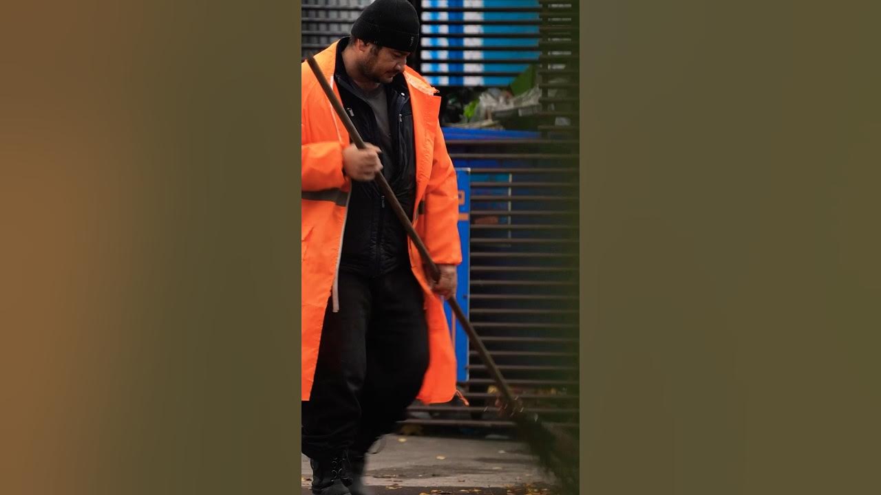 Притворяться богатым. Бизнесмен притворился бедным. Притворился бедным в собственном отеле. Миллионер притворился бомжом. Притворяется бедным.