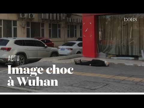 La vidéo choc d'un homme mort sur un trottoir de Wuhan La vidéo choc d'un homme mort sur un trottoir de Wuhan
