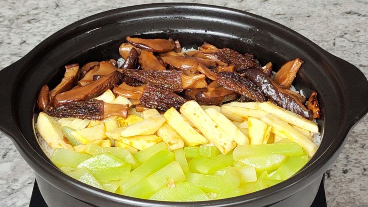 Vegetarian Claypot Rice | 米饭在砂锅中焖煮至恰到好处,一口下去，既有烟火气，也有田园风，让人回味无穷
