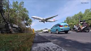 Lihat Pesawat Terbang Melintas diatas Jalan Raya sebelum Landing di Bandara Ngurah Rai Bali